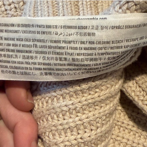 Abercrombie&Fitch Cropped Boxy V-Neck Sweater Small 
Great Condition Collegiate - Picture 6 of 6